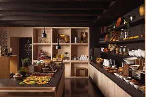 Desayuno con opciones de la cocina local incluido todos los días 