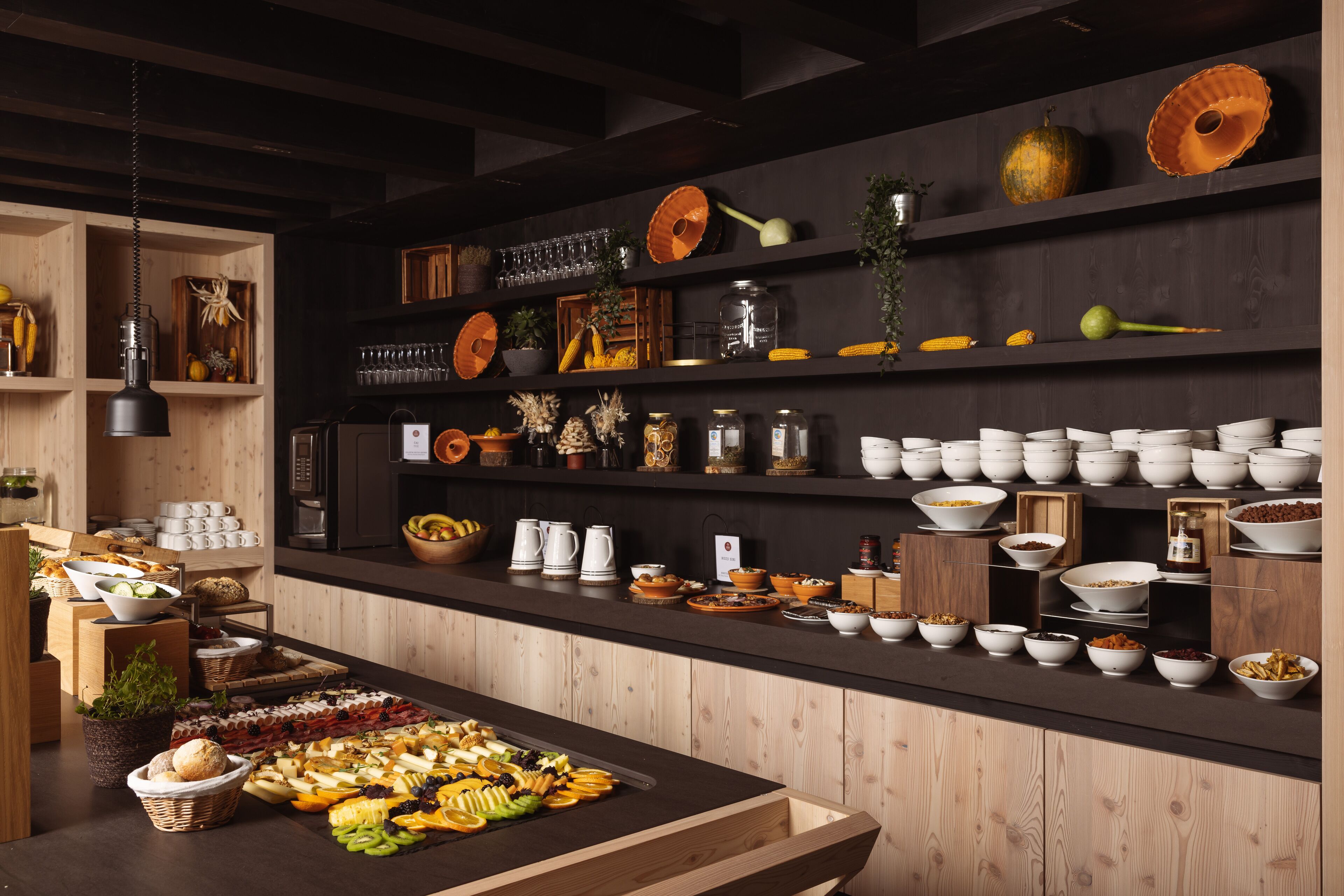 Buffet com diversos alimentos e utensílios de cozinha.