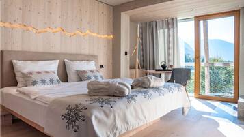 Superior Suite | Minibar, in-room safe, desk, blackout drapes