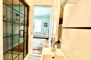 Regadera, secadora de cabello, toallas, jabón 