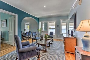 TV connectée, cheminée, livres