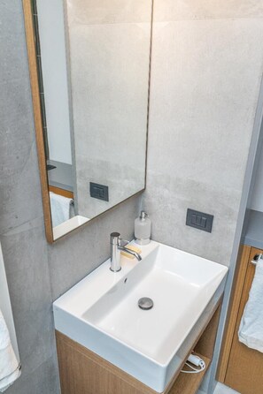 Een haardroger, handdoeken