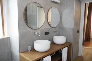 Sèche-cheveux, serviettes fournies