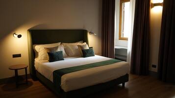 1 bedroom, desk, free internet, bed sheets