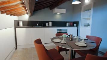 Frigorifero, piano cottura, macchina per tè/caffè