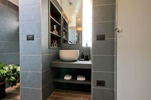 Een haardroger, handdoeken