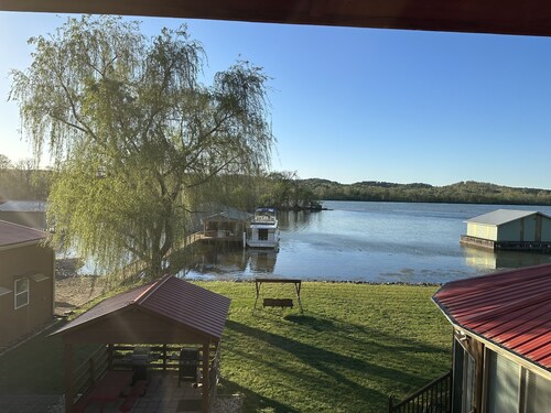 Beautiful rustic lodge located on Lake Guntersville with private boat ramp/dock