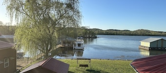 Beautiful rustic lodge located on Lake Guntersville with private boat ramp/dock