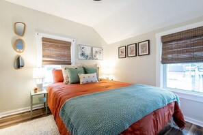 1 bedroom, WiFi, bed sheets - The Back Yard-Upper Near Downtown LG |Balcony |Yard Now Dog Friendly (Lake Geneva)