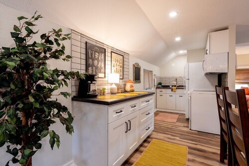 The Back Yard-Upper |Walk to Downtown LG |Balcony |Shared Yard for Games|Parking