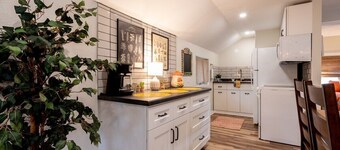 The Back Yard-Upper |Walk to Downtown LG |Balcony |Shared Yard for Games|Parking