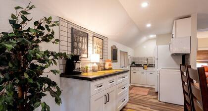 The Back Yard-Upper |Walk to Downtown LG |Balcony |Shared Yard for Games|Parking