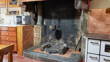 Kühlschrank, Mikrowelle, Ofen, Wasserkocher mit Kaffee-/Teezubehör