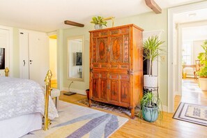 1 habitación, escritorio, tabla de planchar con plancha y wifi 