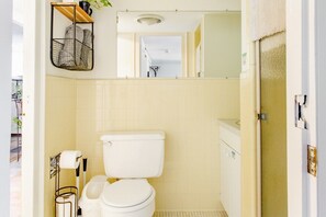 Regadera, secadora de cabello, toallas 