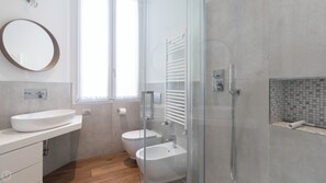 Dusche, Haartrockner, Bidet, Handtücher