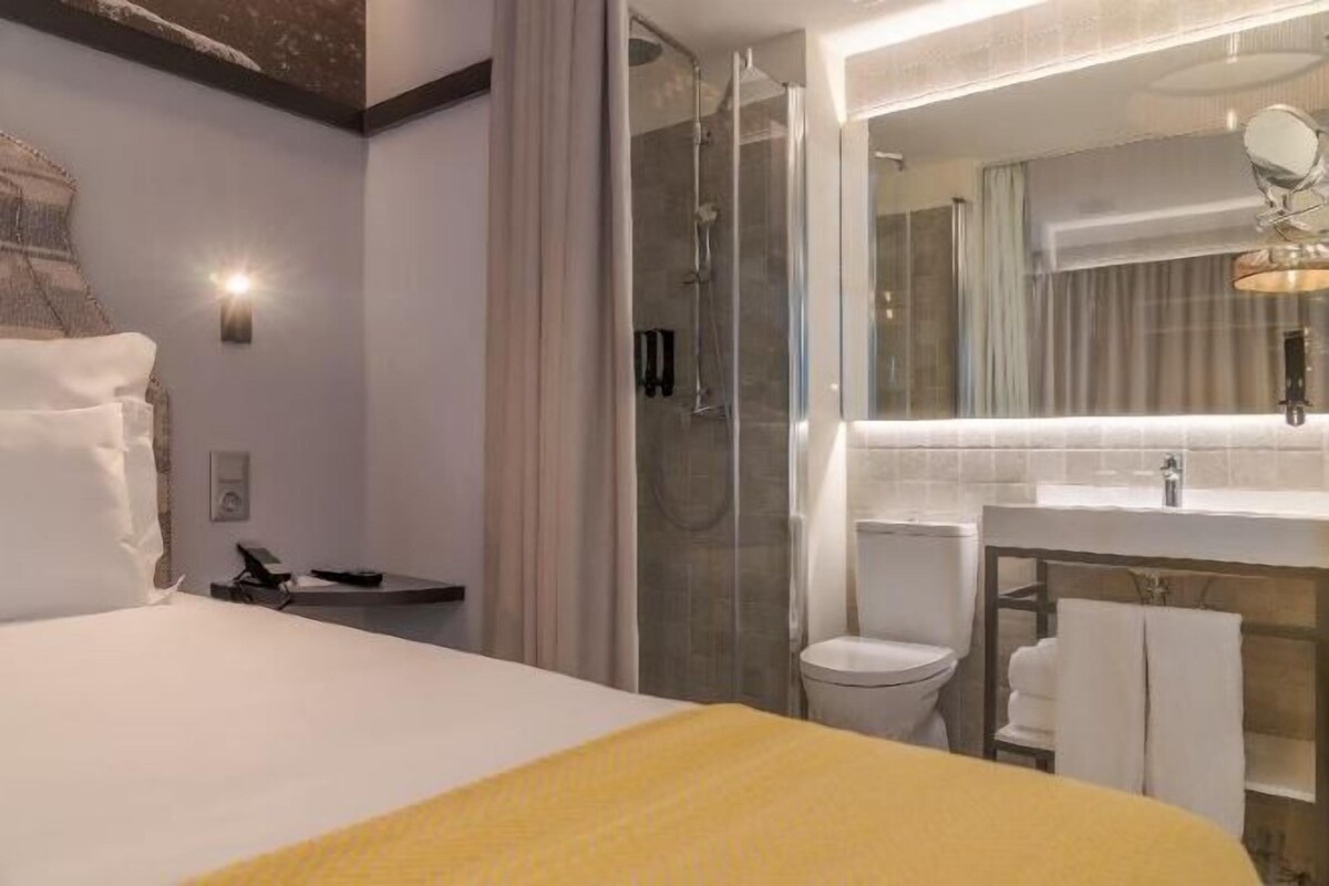 Bathroom | Shower, hair dryer, towels, shampoo