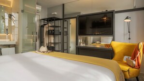 A hotel room with a bed, a TV, a desk, and a chair. - Pousada Alfama (Lisbon)