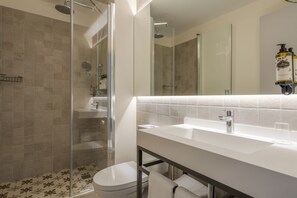 Een douche, een haardroger, handdoeken, shampoo