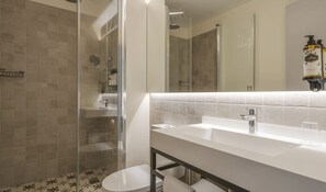 Shower, hair dryer, towels, shampoo