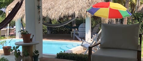 Una piscina al aire libre