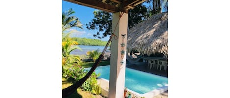 Una piscina al aire libre