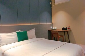 A hotel room with a bed, a desk, and a chair. - Youjian Inn (Guangzhou University Town) (Guangzhou)