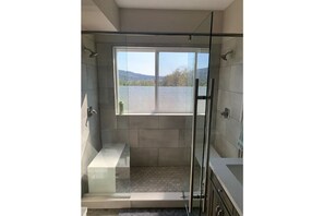 Shower, towels, soap, shampoo - Luxury shome, views above Skagit Valley- EV charge (Mount Vernon)