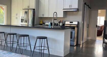 Luxury shome, views above Skagit Valley- EV charge