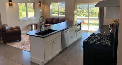 Luxury shome, views above Skagit Valley- EV charge