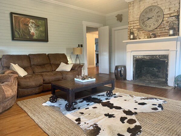 Smart TV, fireplace, DVD player, books