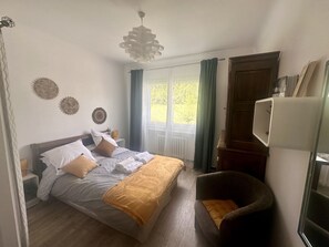 3 bedrooms, desk, iron/ironing board, free WiFi