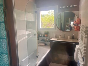 Douche, baignoire à jets, sèche-cheveux, serviettes fournies