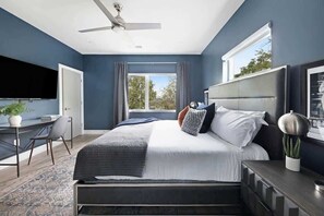 4 slaapkamers, een bureau, een strijkplank/strijkijzer, reisbedje