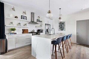 Een koelkast, een magnetron, een oven, een kookplaat