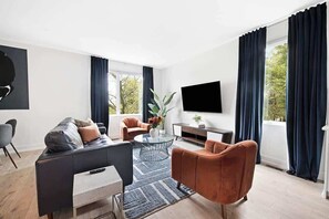 Una Smart TV, libros, una oficina