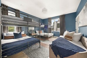 4 dormitorios, escritorio, tabla de planchar con plancha y cuna de viaje