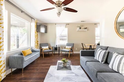 Minutes to downtown & wineries. private yard, bocci court, BBQ