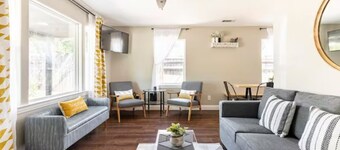 Minutes to downtown & wineries. private yard, bocci court, BBQ