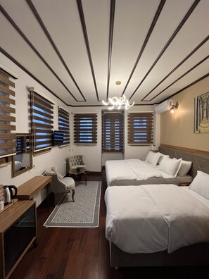 Habitación triple clásica | Insonorización, wifi gratis y ropa de cama 