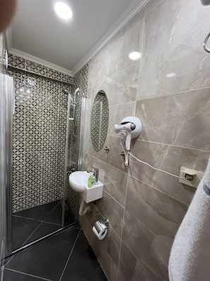 Articles de toilette (gratuits), séchoir à cheveux, pantoufles, bidet