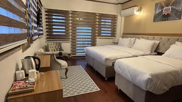 Habitación triple clásica | Insonorización, wifi gratis y ropa de cama