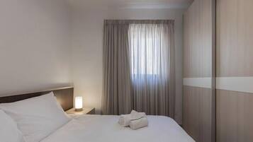 2 chambres, bureau, fer et planche à repasser, lit parapluie