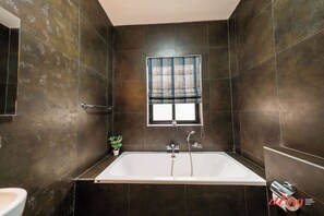 Ducha, secador de pelo y toallas