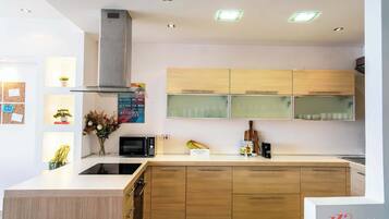 Kylskåp, mikrovågsugn, ugn och spishäll