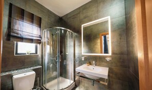 Douche, sèche-cheveux, serviettes fournies