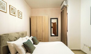 3 dormitorios, escritorio, tabla de planchar con plancha y cuna de viaje