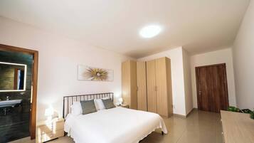 3 sovrum, skrivbord, strykjärn/strykbräda och resesäng