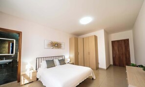 3 slaapkamers, een bureau, een strijkplank/strijkijzer, reisbedje