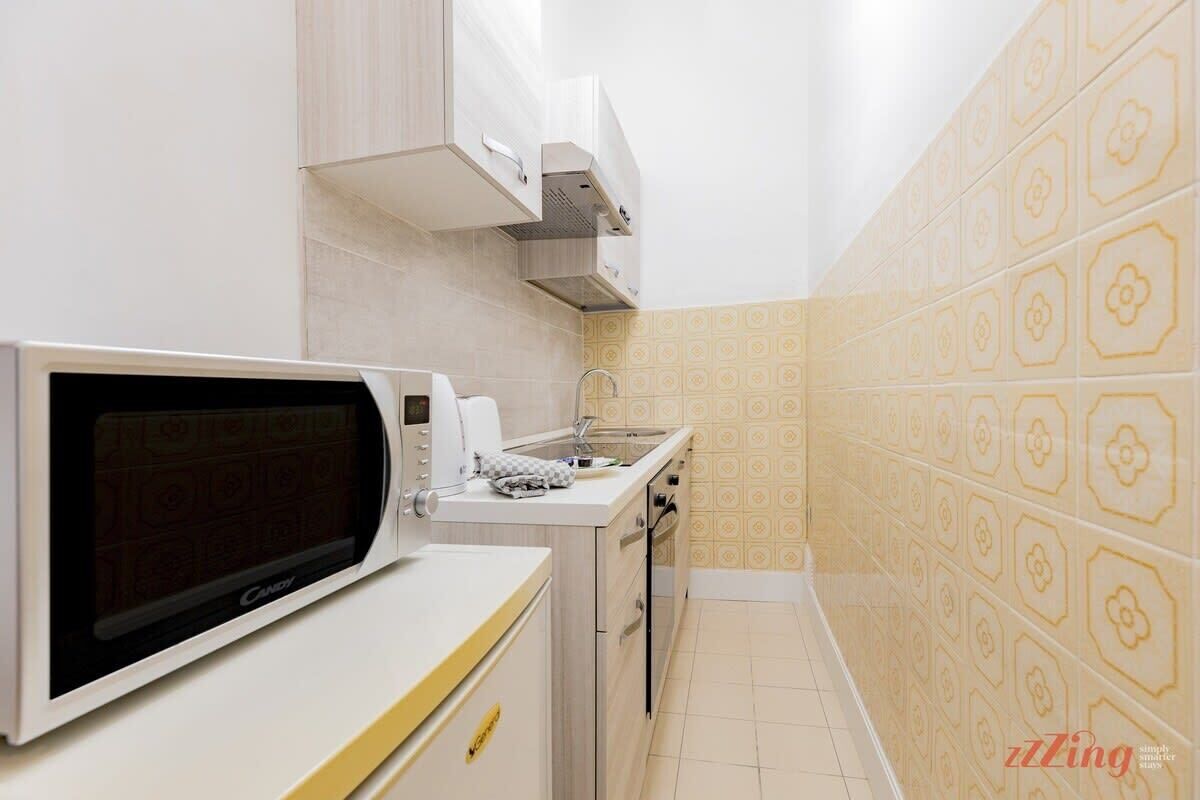 Frigorifero, microonde, forno, piano cottura